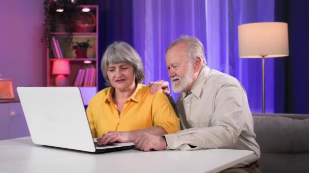 Starší Muž Jeho Žena Zajímají Moderní Zábavu Hrát Počítačové Hry — Stock video