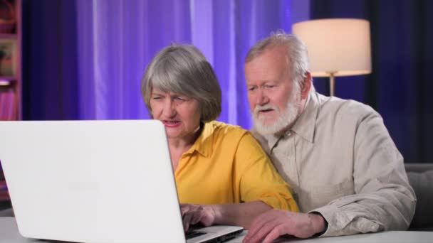Bătrân Femeie Vârstă Distrează Jucând Jocuri Calculator Laptop Timp Stă Videoclip de stoc