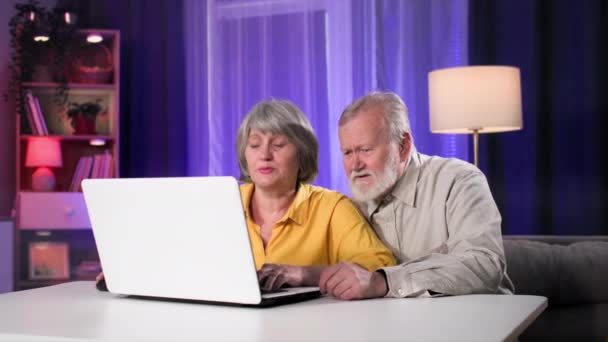 Elderly Female Male Gamers Have Fun Playing Modern Computer Games — стокове відео