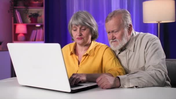 Pensionari Moderni Soți Bătrâni Veseli Bărbați Care Distrează Jucând Jocuri Videoclip de stoc