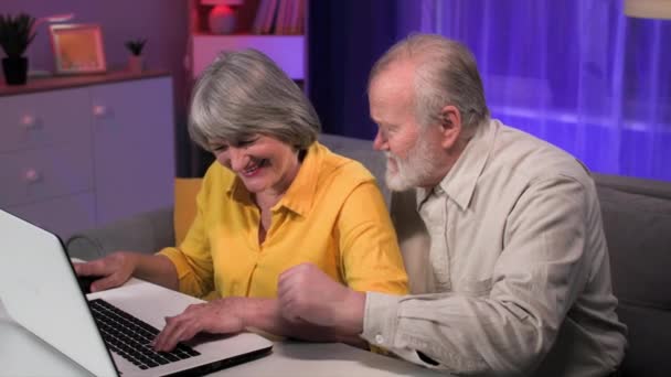 Jucătorii Pensionari Bărbat Vârstă Soția Lui Distrează Jucând Jocuri Calculator Videoclip de stoc fără drepturi de autor