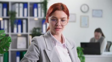 Çevre dostu bir ofiste çalışırken, genç bayan çalışanın iş arkadaşına belgelerle birlikte verdiği dosya.