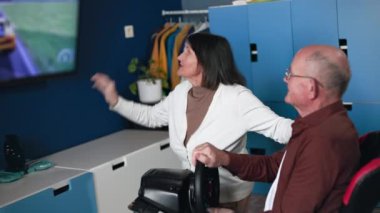 Yaşlı insanların eğlencesi, neşeli yaşlı adam ve eş oyun konsolunda, rahat bir odada oyun oynarken eğlenin.