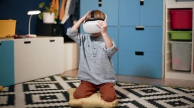 Teknolojinin yardımıyla çocukların modern eğitimi, gözlüklü küçük tatlı bir çocuk yapay zekanın ve sanal gerçekliğin yardımıyla matematik örnekleri ve formüller üzerinde çalışıyor.