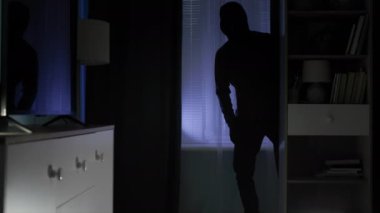 Haneye tecavüz, elinde fener olan tehlikeli bir erkek hırsız karanlıkta değerli eşyalar aramak için odaya girer.