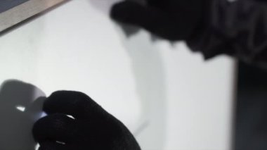 Ev güvenliği, eldivenli bir erkek hırsız gece vakti etrafı karıştırıyor.