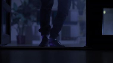 Haneye tecavüz, adam gece gizlice içeri giriyor, bacaklar kapalı.