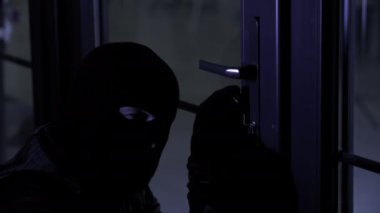 Soygun ve suç, kar maskeli bir adam başkasının dairesine girmek için ana anahtarları kullanır.