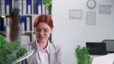 Takım çalışması, birlikte çalışan bayan meslektaşlar ve yeşil bitkilerle ilgili belgeleri kontrol etmek.