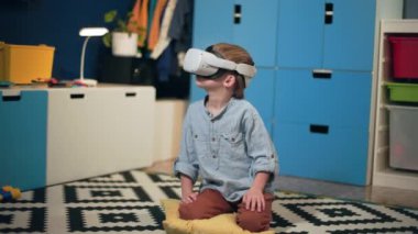 Dijitalleştirme, modern erkek çocuk çocuk çocuk odasında oyun ve eğlence için modern teknolojiyi kullanır