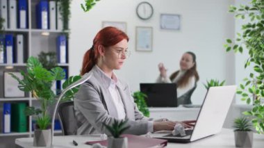 İş programı, yoğun bir kadın işten kaytarıyor neşeli bayan meslektaşı ofiste çalışırken ona içki fırlatıyor.