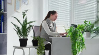 İş yerindeki atmosfer, iş gününün ortasında gazete fırlatan genç bir kadın.