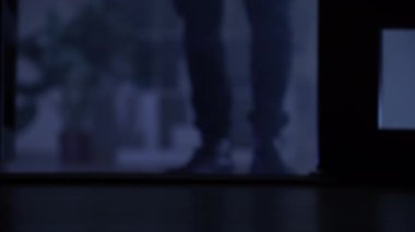 İzinsiz giriş, yetişkin erkek kapıyı açar ve gece eve girer, bacaklarını kapatır.