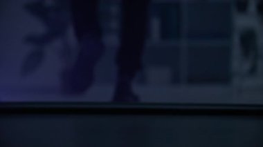 Güvenlik ve hırsızlıktan korunma, adam binadan kaçıyor, bacaklar yakın plan.