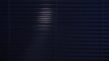 Bir suçluyu ararken, fenerli bir erkek hırsız odayı perdelerle aydınlatıyor, yakın plan.