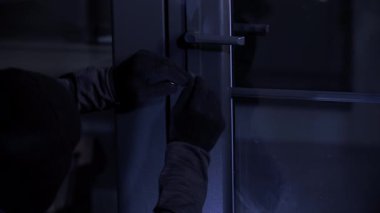 Haneye tecavüz, kar maskesi hırsızlığı elinde ana anahtarla gece kapı kilidini açar, yakın plan.