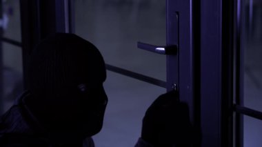 Tehlikeli kar maskeli, eldivenli, maymuncuklu bir adam gece kapı kapı dolaşıp kapıyı açmaya çalışıyor.