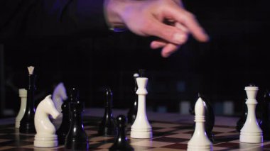 Başarılı iş adamı planlama stratejisi, erkek el yapımı satranç taşı hamlesi, yakın plan.