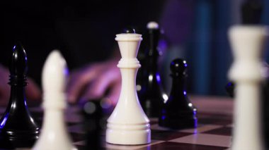 Cinsiyet eşitsizliği, erkek kadınla satranç oynuyor.