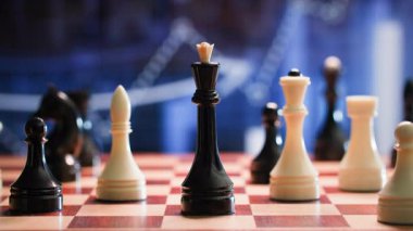 strateji ve iş geliştirme, satranç tahtasında hareket eden satranç taşı, başarı ve başarılar
