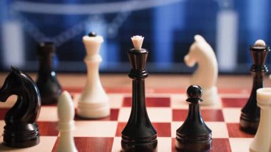 strateji ve iş geliştirme, satranç taşı satranç tahtasında ışıklara karşı hareket ediyor, kapat