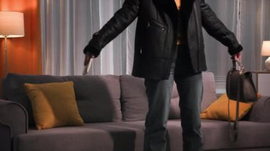 Akşamları, dış giysili, yorgun kızıl saçlı bir kadın kanepeye düşüyor. Oturma odasındaki botlarını sıcak, loş bir ışıkla fırlatıyor. 