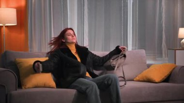 Akşamları, güzel, kızıl saçlı bir kadın, işten sonra giysisi ve botlarıyla yorgun, yumuşak bir kanepeye oturur, bacaklarını keskin salıncaklarla atar, ve onları odanın içinde fırlatır,