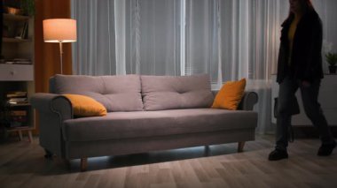 Akşamları, işten sonra giysi ve ayakkabılarla yorgun ve mutsuz bir kadın yumuşak kanepeye düşer ve yüzlerini sıcak, loş bir ışıkla yastığa gömer. 