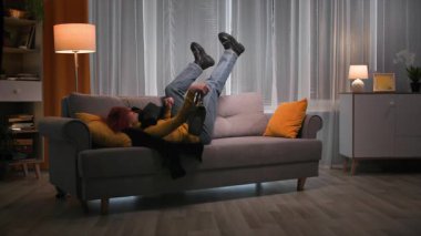 Akşamları, işten sonra giysi ve ayakkabılarla yorgun ve mutlu bir kadın oturma odasındaki kanepeye sıcacık, loş bir ışıkla atlar. 