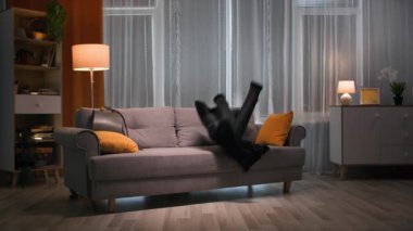 Akşamları, dış giysili yorgun ve mutlu genç bir kadın el çantası ve ceket atar ve dairesindeki kanepeye atlar. Sonra da ayakkabılarını çıkarıp odada kendi içine fırlatıyor.