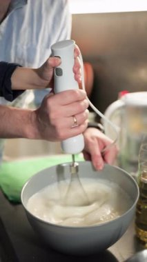 Şefkatli oğul, mikseri açıp kapatarak babasına krep hamuru hazırlamasında yardım eder. Küçük çocuk krep hamuru teknolojisini yönetiyor ve babasına açık beyaz mutfakta yardım ediyor.