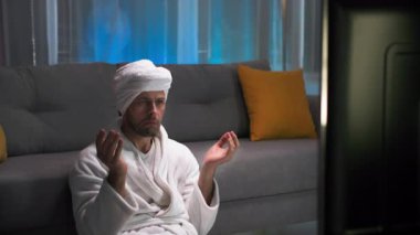 O televizyon izliyor ve aniden ekranda ne olduğuna çok şaşırdı. Neler olduğunu anladıktan sonra, tekrar gevşiyor, patlamış mısır alıyor ve oturma odasında tekrar televizyon izliyor.