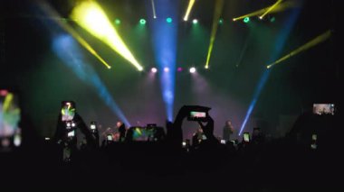 Festivalde, pek çok hayran telefonlarıyla ellerini kaldırdı, en sevdikleri rock grubunun performansını parlak, dinamik ve renkli bir ışık şovuyla filme aldı ve eğlendi.