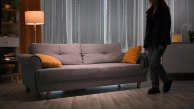 Akşamları, işten sonra giysi ve botlarla yorgun ve mutsuz bir kadın, yumuşak kanepeye düşer. Oturma odasında hiç gücü yoktur. Ilık, loş bir ışık vardır. 