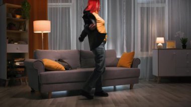 Akşamları, güzel kızıl saçlı bir kadın işten çıktıktan sonra ceketini çıkarıp, yumuşak bir kanepeye oturur, ayakkabılarını çıkarır ve onları oturma odasına fırlatır.