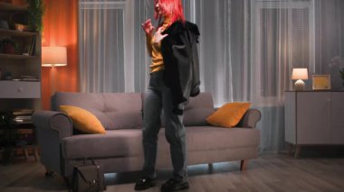 Akşamları, güzel, kızıl saçlı bir kadın işten sonra giysisi ve botlarıyla yoruluyor, el çantasını ve ceketini çıkarıyor, yumuşak bir kanepeye oturuyor, botlarını çıkarıyor ve onları odanın her yerine atıyor.