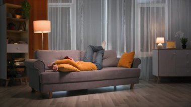 Çekimin başında, sarı kazaklı ve kot pantolonlu güzel kızıl saçlı bir kadın kanepede uzanıyor. Neşeli bir havası ve iyi duyguları var. Sonra ayağa kalktı ve hemen kaçtı.