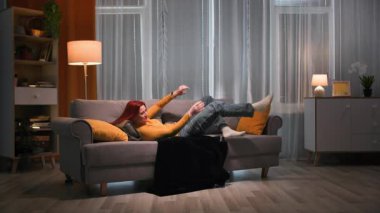 Çekimin başında, sarı kazaklı ve kot pantolonlu güzel kızıl saçlı bir kadın kanepede uzanıyor. Neşeli bir havası ve iyi duyguları var. Sonra ayağa kalktı ve evsiz kaldı.
