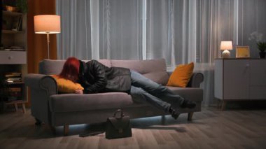 Çekimin başında, dış giysili ve çizmeli güzel kızıl saçlı bir kadın kanepeye uzanmış, yüzü sarı yastığa dönük olarak yatıyordu. Sonra ayağa kalktı, çantasını yere koydu ve içeri girdi.