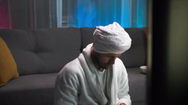 Akşamları, tek başına izlerken, beyaz önlüklü bir adam ekranda olanlar karşısında şaşkına döner ve uygun bir televizyon kanalı bulmaya çalışır. Ama istenen sonucu elde edemeyince, devam ediyor.