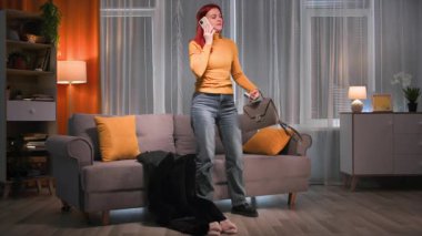 Akşamları, güzel, kızıl saçlı bir kadın işten sonra kıyafetlerini ve botlarını giyer, telefonda konuşur, el çantasını ve ceketini çıkarır, yumuşak bir kanepeye oturur, botlarını çıkarır ve...