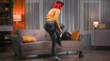 İşe geç gelen kızıl saçlı bir kadın hareket halinde, ayakkabılarını giyer, kanepeye oturur, ceketini giyer, çantasını alır ve sıcak ve loş arka ışıklarla odadan çıkar. 