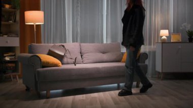 Akşamları, işten sonra yorgun ve mutsuz bir kadın, dış giysisi ve ayakkabılarıyla, el çantası ve ceketini çıkarıp yumuşak kanepeye düşüyor. Kanepenin arkasına uzanıp onu sıkıca kavrıyor.