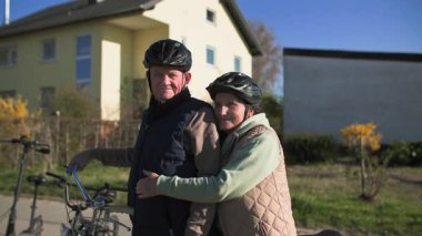 Yaşlı bir çift, evlerinin yakınındaki güzel kırsal alanda iki koltuklu bir bisiklete binmeye hazırlanıyor. Kadın erkeği kucaklıyor, o andan zevk alıyorlar, birbirlerini anlamadan.