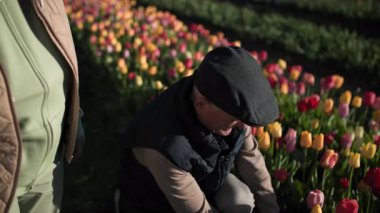 Renkli çiçeklerle dolu bir tarlanın ortasında yaşlı bir adam çiçek tarlasından bir lale çiçeği alır ve onu karısına verir. Sonra ona sarılıp öpüyor. Tepeden tırnağa hareket.