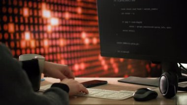 Bir kadın masada oturmuş bilgisayar klavyesine yazı yazıyor, sonra yanlışlıkla bardağını deviriyor ve kahvesini masaya döküyor. Çekimdeki renk şeması kahverengi ve kahverengi gibi sıcak tonları içerir.