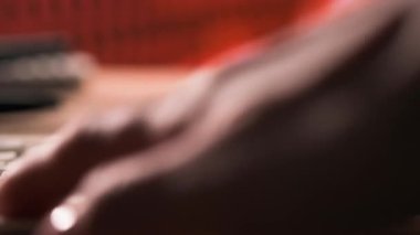 Klavyede arka plan bulanık, hızlı bir kadın eli var. Beyaz klavyedeki elleri izle. Renk şeması, siyah ve beyaz aksanlı, kahverengi ve turuncu gibi sıcak tonları içerir. Şey...