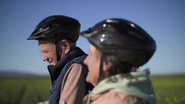 Yaşlı, emekli bir çift yabani çiçeklerin arasında yürüyor, kadın erkeğin elini tutuyor, konuşuyorlar, hayattan zevk alıyorlar ve birbirlerine eşlik ediyorlar ve estetik bir zevk alıyorlar.