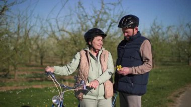 Kırsal kesimde bisikletle gezdikten sonra mola veren kır çiçekli yaşlı bir adam, kadınlara olan aşkını itiraf ediyor ve mutlu oluyor. Orta boy.