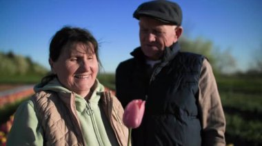 Yaşlı bir adam bir çiçek tarlasının ortasında elinde çiçek tutan bir kadına aşkını itiraf eder. Mavi bir gökyüzünün ve güzel, ılık bir bahar havasının arkaplanına karşı.